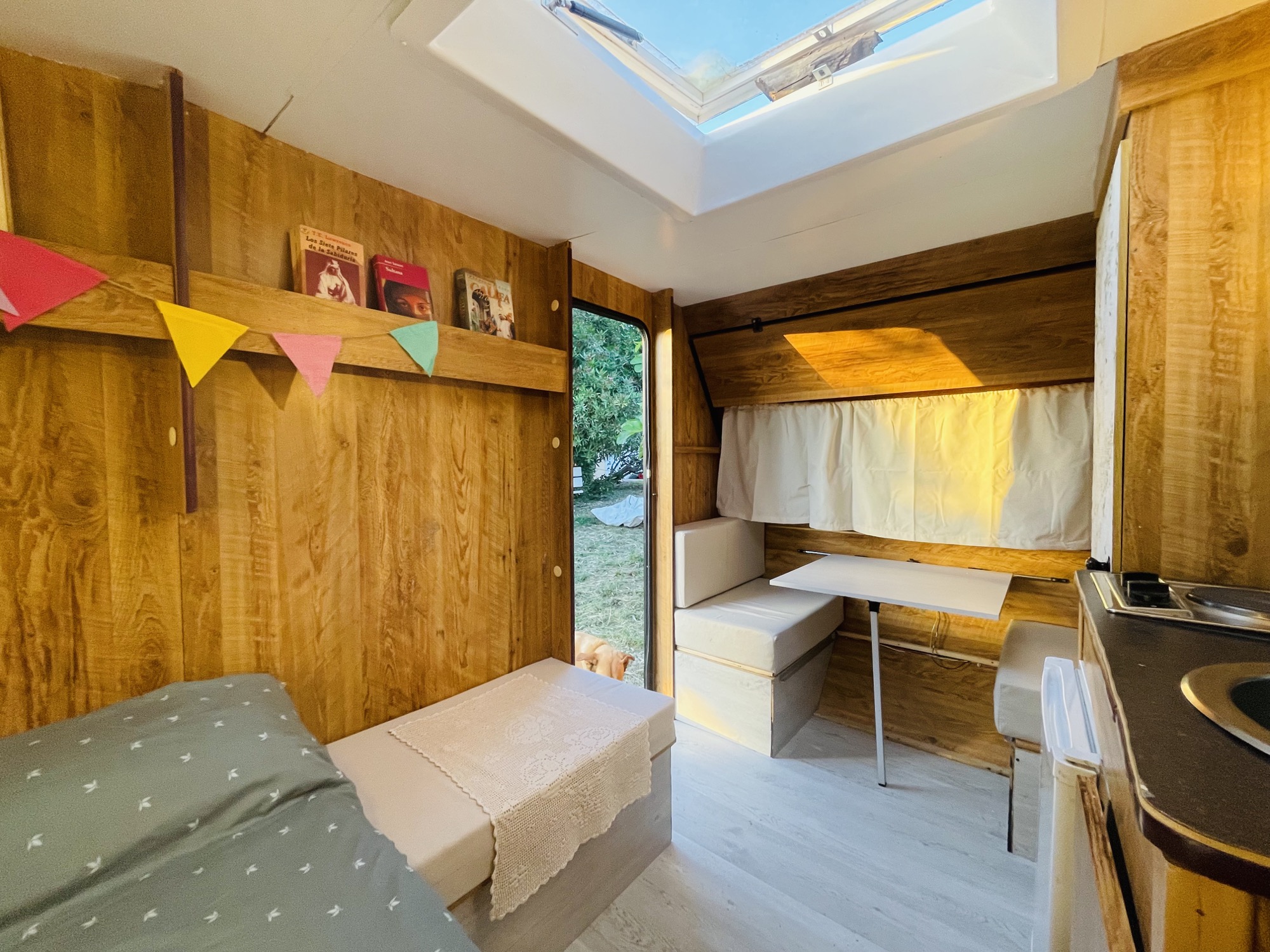 Zona comedor al atardecer, luz dorada