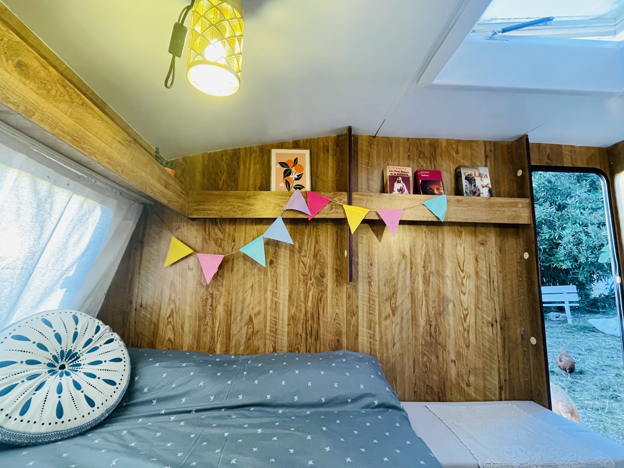 Guirnaldas, libros y detalles naturales