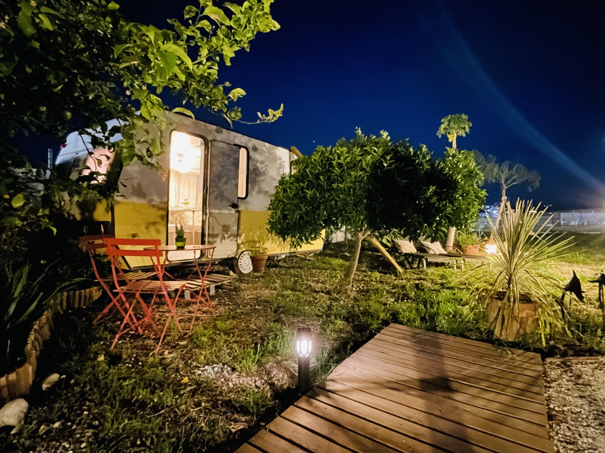 Vista cinematográfica de la caravana nocturna