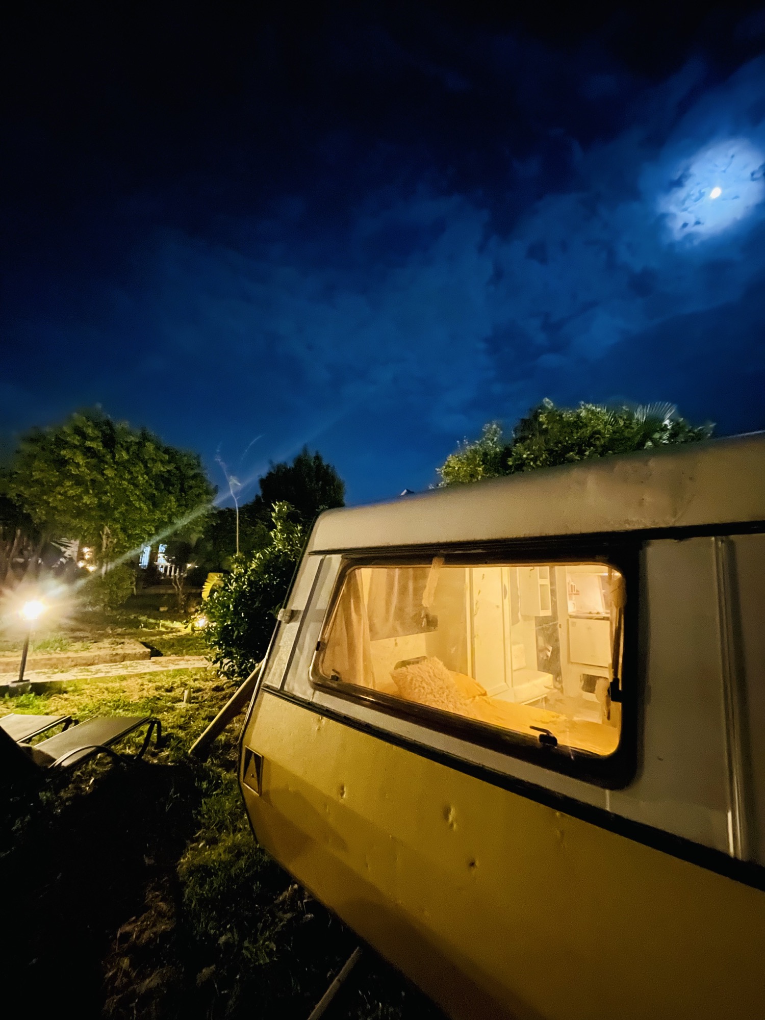 Caravana bajo la luna llena