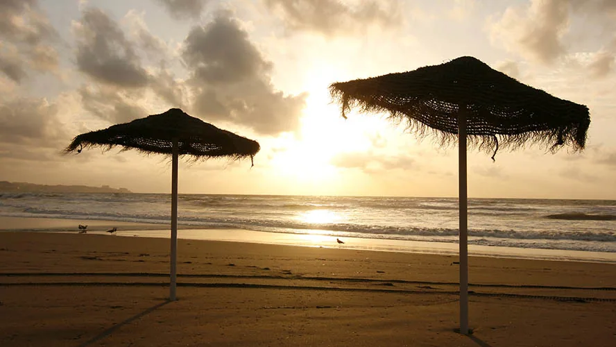 Playa de Fuengirola al atardecer, a pocos minutos de El Jardín de Rosalía