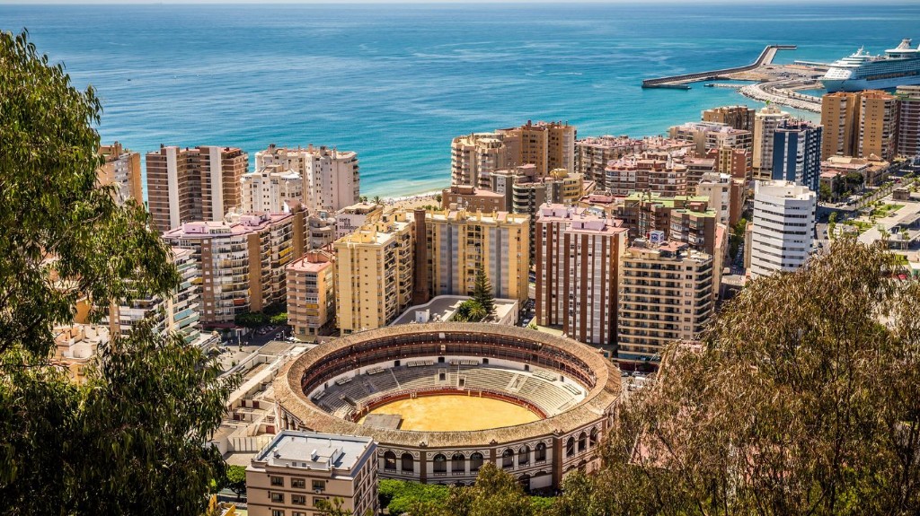 Vista de Málaga con el mar, el puerto y la ciudad desde la altura