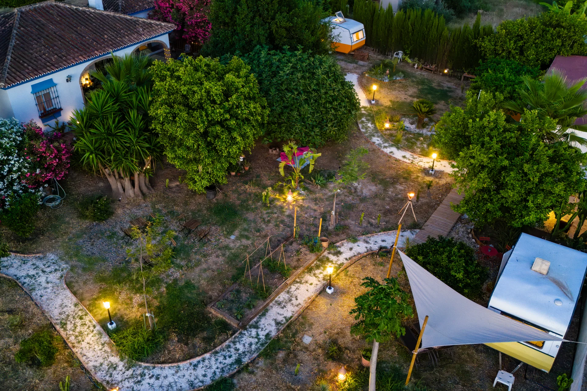 El jardín iluminado al anochecer