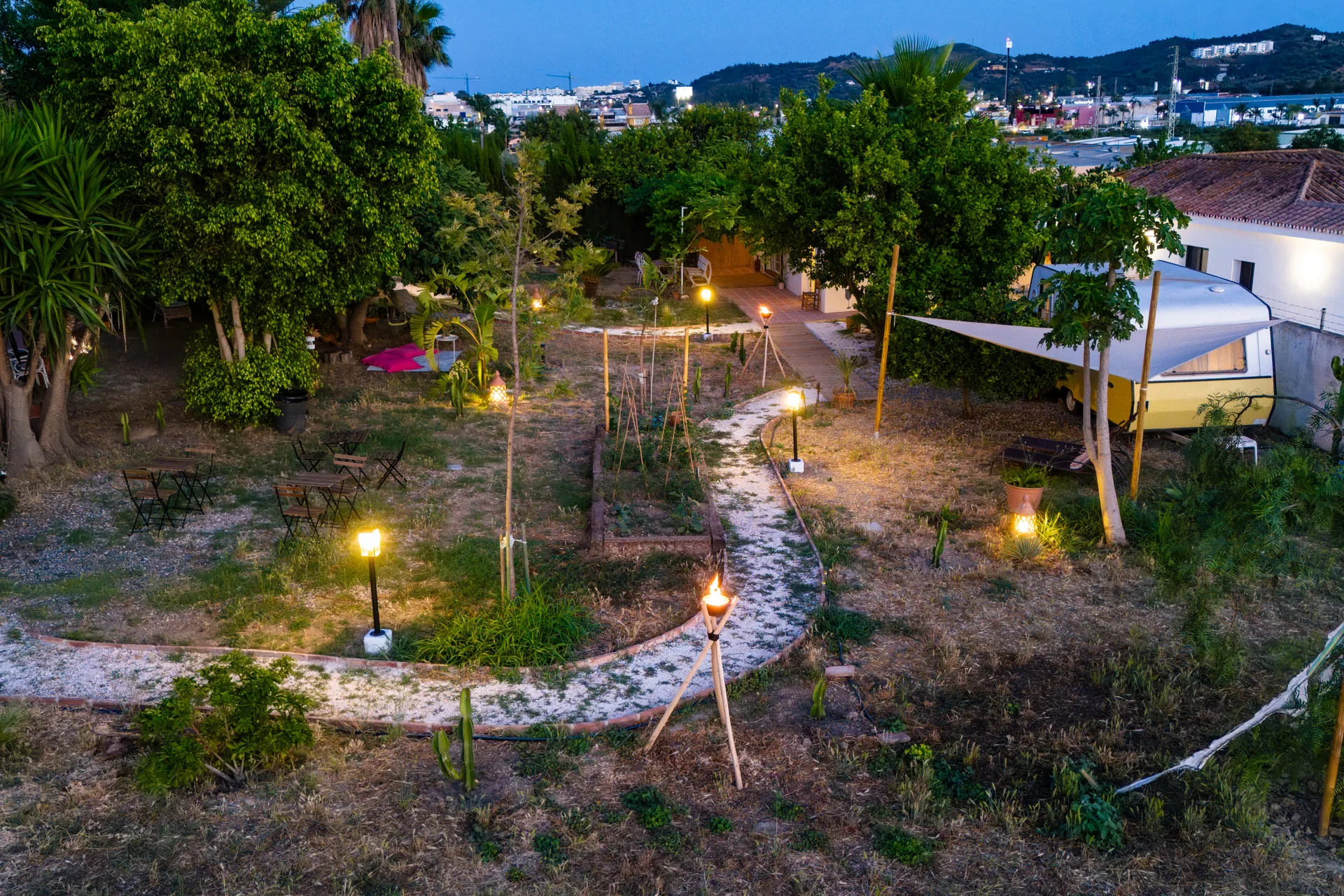 Caravanas y La Casita con luces al caer la noche