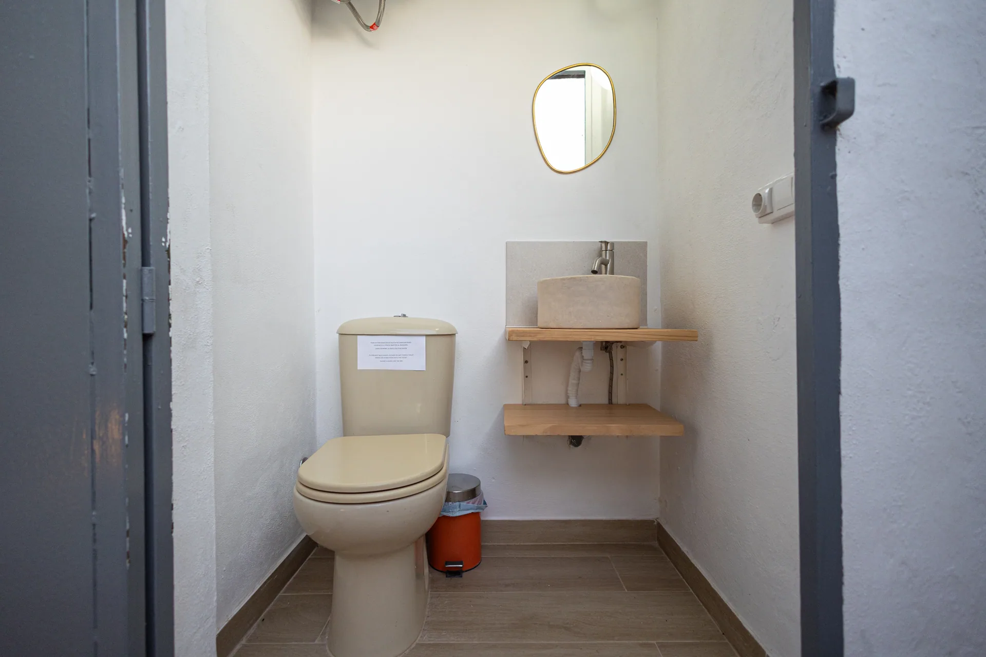 Baño compartido — detalle del lavabo verde