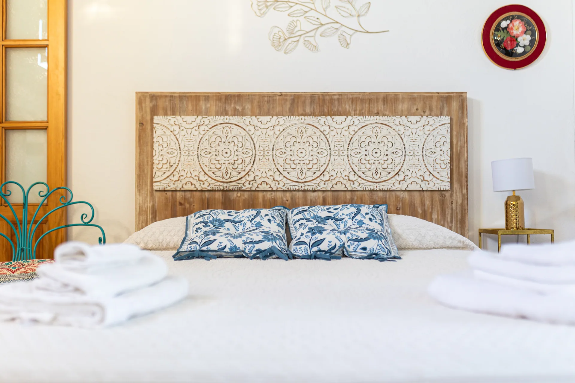 La Casita — dormitorio con cabecero de madera