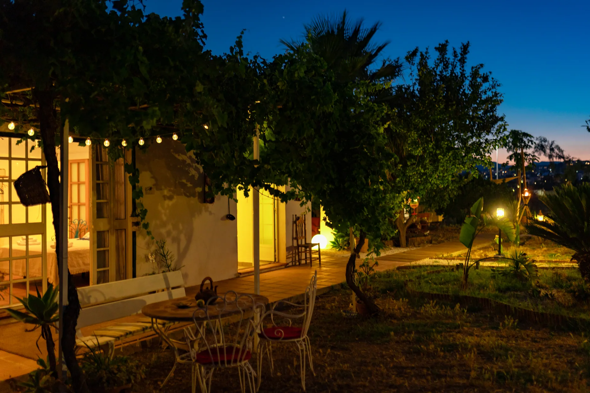 Terraza de La Casita iluminada al anochecer