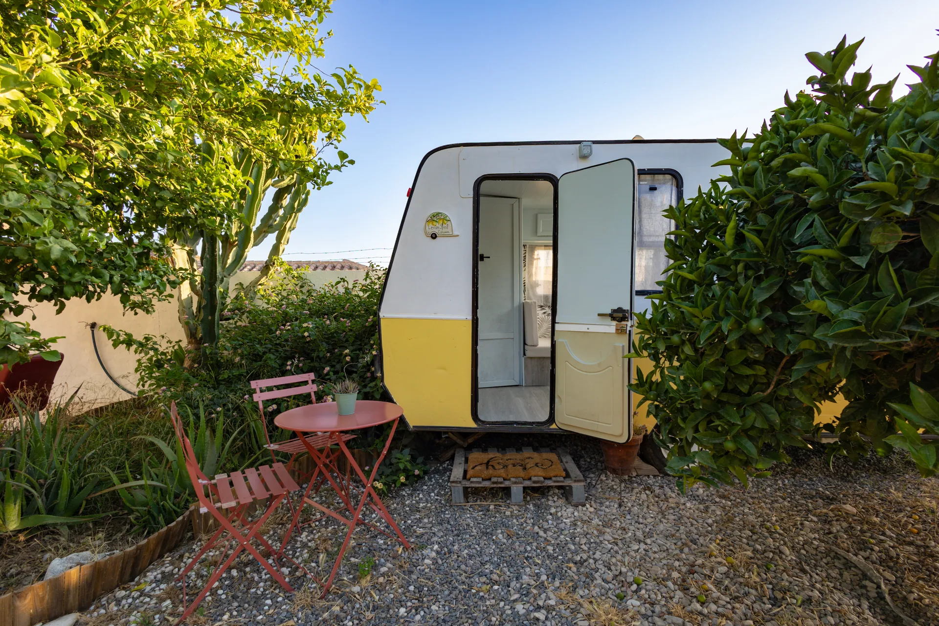 Lemon Spirit — caravana amarilla en el jardín