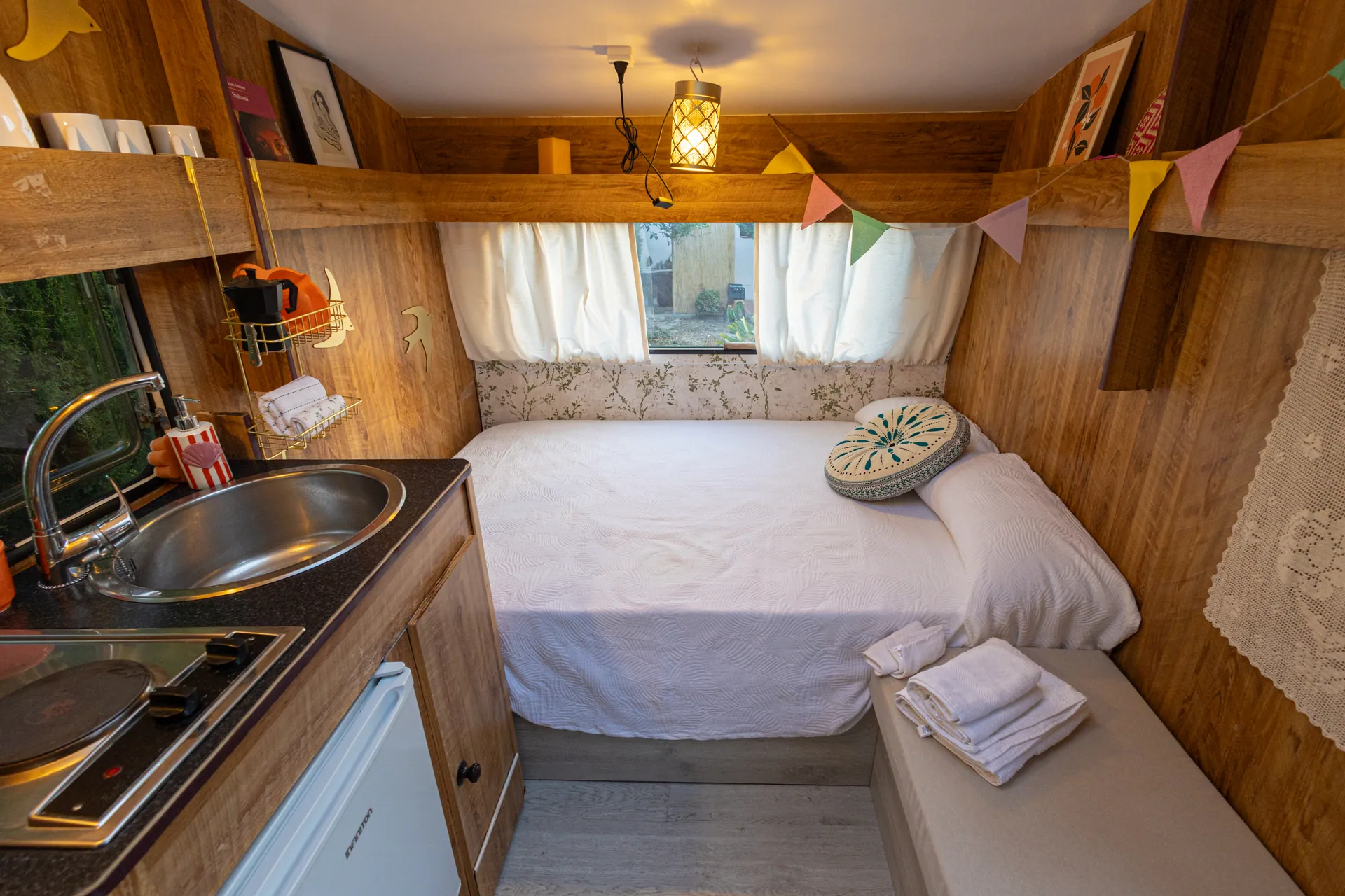 Orange Dreams — cama y cocina en madera natural