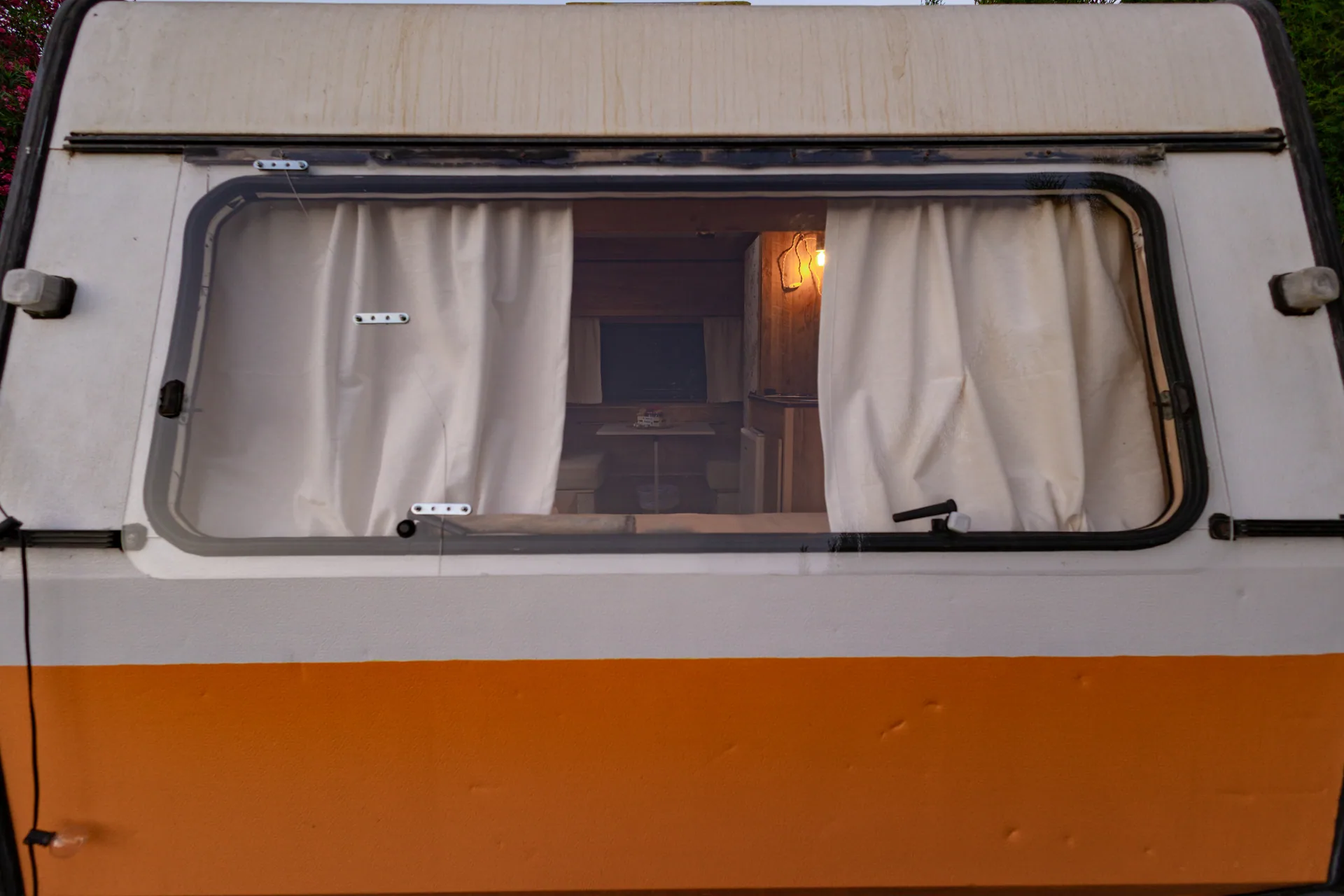 Orange Dreams — ventana iluminada al anochecer